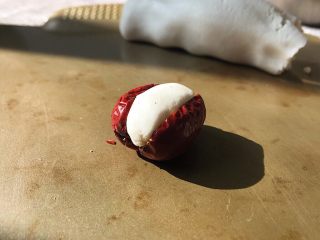 7、冬太烈，心太软,搓成小圆子，一个个塞到枣子里