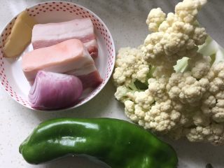 1、干锅有机花菜炒肉片,准备食材