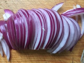 2、干锅有机花菜炒肉片,洋葱切丝