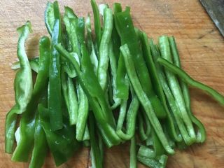 4、干锅有机花菜炒肉片,青椒切丝