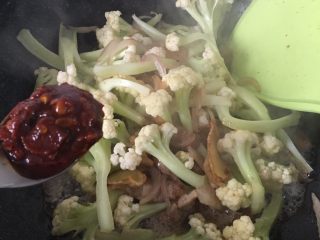 10、干锅有机花菜炒肉片,放一勺子豆瓣酱、1克盐和少许料酒翻炒，豆瓣酱本身就是咸的，盐根据自己口味调整用量