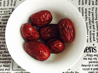 1、红枣百合莲子小米粥#有个故事#,红枣洗干净备用