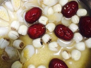 4、红枣百合莲子小米粥#有个故事#,将所有食材倒入高压锅