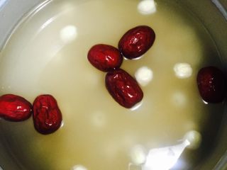 5、红枣百合莲子小米粥#有个故事#,锅中加入足量的热水