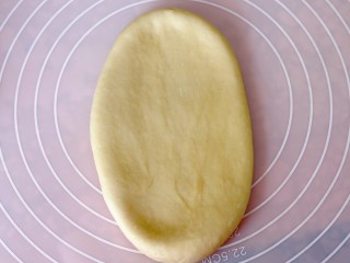 7、超绵软吐司（一次发酵）,分别擀成牛舌状。