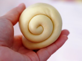 10、超绵软吐司（一次发酵）,由上至下卷起，两圈半为宜。