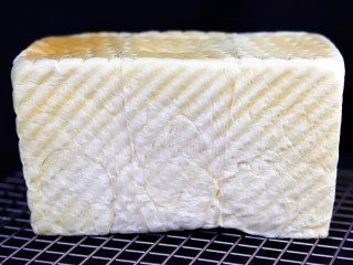 13、超绵软吐司（一次发酵）,烤好的吐司立即取出，轻磕模具倒出放在凉架上放量。