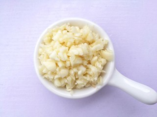 3、好吃到哭的猪油拌面,大蒜切末。