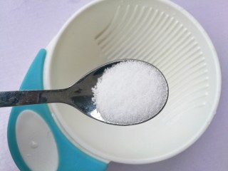 4、好吃到哭的猪油拌面,取一碗,加一勺盐。