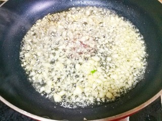 11、好吃到哭的猪油拌面,油热后开小火,倒入大蒜爆香。