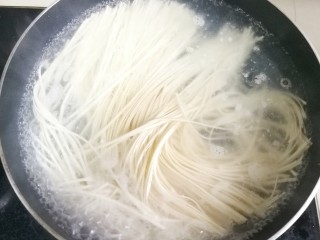 13、好吃到哭的猪油拌面,另起锅烧开水,加少许油,一勺盐,加入面条煮熟。