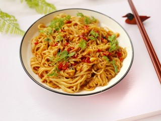 15、好吃到哭的猪油拌面,一碗猪油拌面当早餐足够了 ! 飘荡的猪油香里满满都是小时候的回忆~酱香猪油味浓!猪油的油脂均匀的裹在粉上面,让粉充满了诱人的光泽,哈喇子直流!吃起来柔软入味!那种无肉胜有肉的满足感!让人一天都精神倍爽,念念不忘!