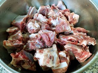 1、排骨炖萝卜,冬季来上一碗暖暖的排骨萝卜汤即暖身又暖胃让人心情美美