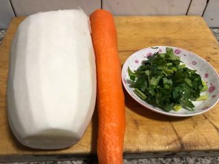 6、排骨炖萝卜,准备白萝卜和胡萝卜去皮洗净香菜洗净切碎备用
