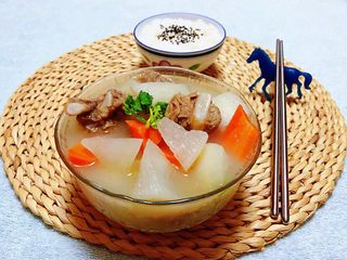 13、排骨炖萝卜,排骨炖萝卜大功告成装入容器中搭配一碗米饭就是标配