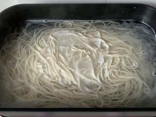 3、家常炒面,水开放面条，煮至断生