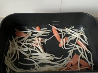 6、家常炒面,锅中倒少许油，下豆芽、火腿片翻炒几下