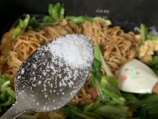 9、家常炒面,放入鸡蛋、青菜，加一点糖，