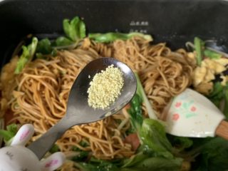 10、家常炒面,少许鸡精、炒均匀就可以啦！！