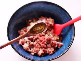 4、补血宜气的芹菜牛肉包,再加入花椒粉和鸡精调味。