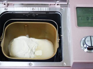 10、补血宜气的芹菜牛肉包,开始启动面包机的一个和面程序。