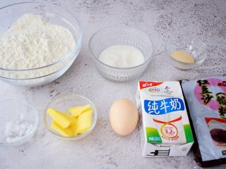 1、面包豆沙卷,准备好材料