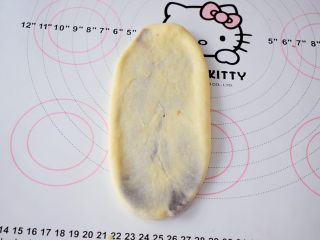 9、面包豆沙卷, 按扁再擀成长舌状
