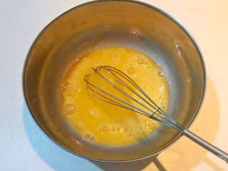 4、酸奶鸡蛋饼,把鸡蛋打散调匀