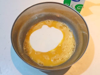 6、酸奶鸡蛋饼,加入酸奶，充分调匀