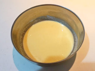 8、酸奶鸡蛋饼,调匀