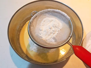 9、酸奶鸡蛋饼,筛入低筋面粉