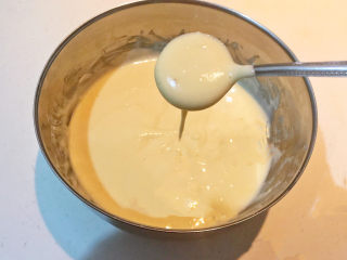 11、酸奶鸡蛋饼,面糊浓稠至图所示，浓稠的流动状态