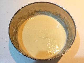 10、酸奶鸡蛋饼,翻拌至无白粉的面糊