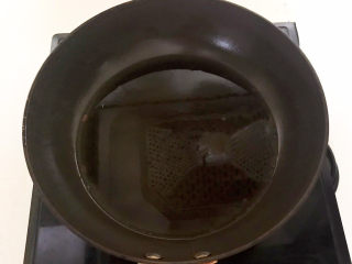 16、酸奶鸡蛋饼,炒锅烧热后刷一层玉米油