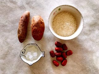 1、双薯红枣甜粥,首先我们准备好所有食材