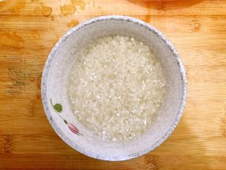 2、双薯红枣甜粥,大米淘洗干净，备用