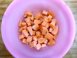 3、双薯红枣甜粥,红薯去皮洗净，如图所示，切成小块，备用