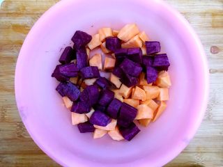 4、双薯红枣甜粥,紫薯去皮洗净，如图所示，切成小块，备用