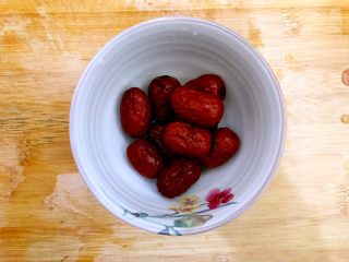 5、双薯红枣甜粥,红枣洗净，备用