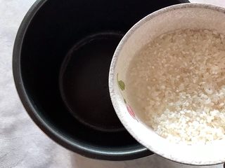 6、双薯红枣甜粥,取电高压锅内胆，将大米倒入