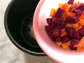 7、双薯红枣甜粥,再倒入紫薯和红薯