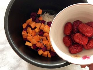 8、双薯红枣甜粥,加入红枣