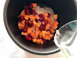 9、双薯红枣甜粥,加入800～1000饮用水