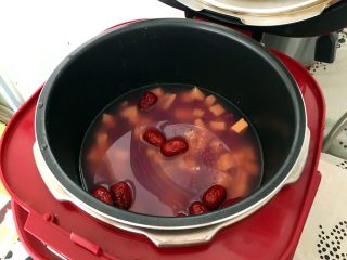 10、双薯红枣甜粥,将内胆放入电压锅