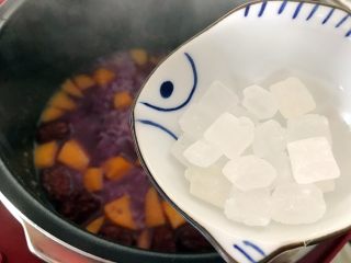 12、双薯红枣甜粥,待电压锅完成工作，可以打开锅盖后，加入冰糖