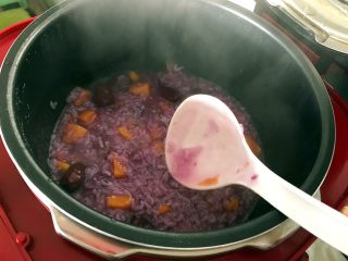 13、双薯红枣甜粥,搅拌均匀，再盖上锅盖，焖5分钟