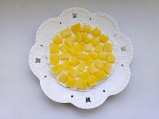 20、芒果千层蛋糕,放上一层芒果果肉。