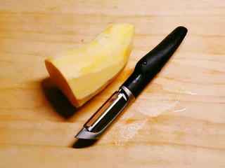 4、玉米渣粥,红薯去皮