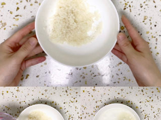 2、菠菜猪肝粥,淘洗好的大米入适量清水浸泡30分钟，清水没过大米一点即可