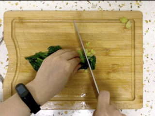 11、菠菜猪肝粥,菠菜切成小段